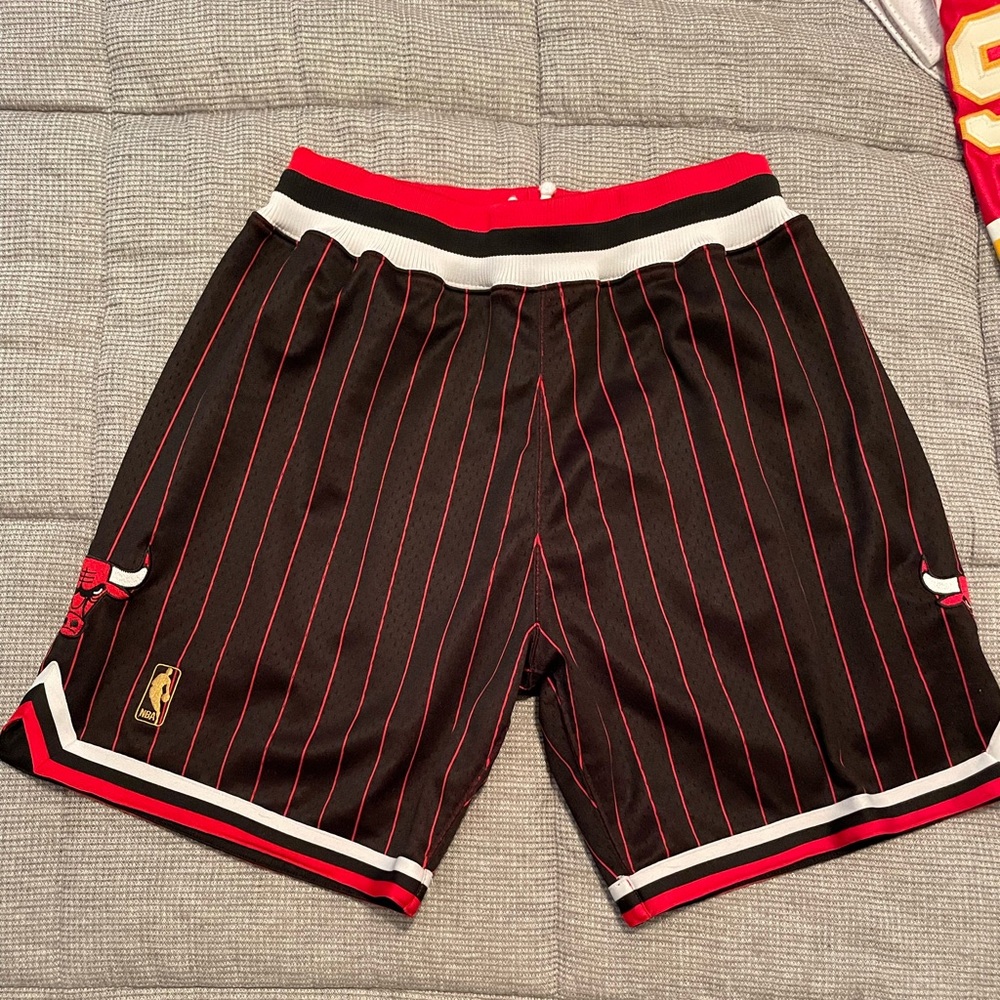 Authentic Chicago Bulls 1995 Pinstripe Mitchell & Ness Shorts size 44